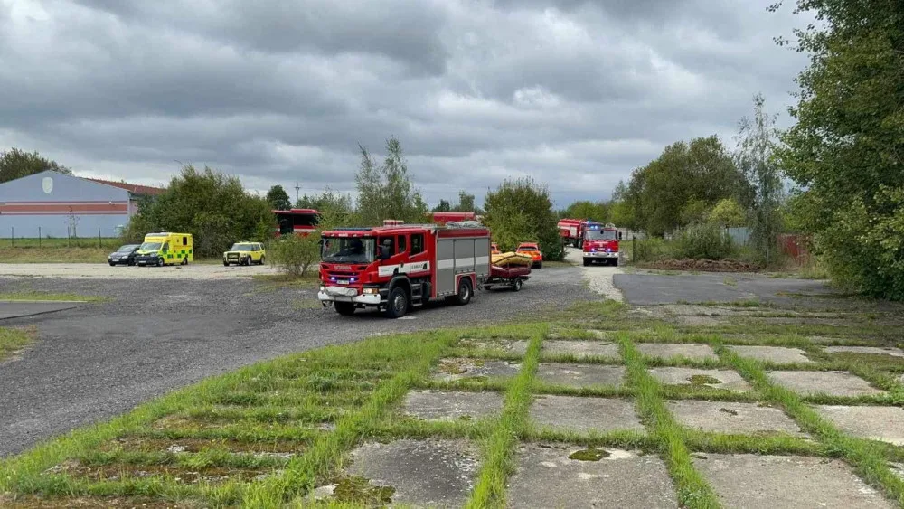 Hasiči v Karlovarském kraji likvidují následky větru, pomohou i na Moravě