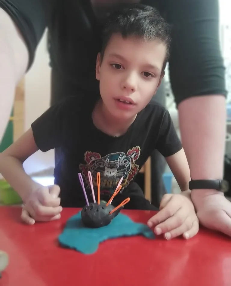 Vojtíšek se od narození potýká s autismusmem s těžkým mentálním postižením, rodiče to ale nevzdávají