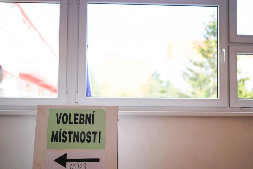 Volební místnosti se uzavřely. Začalo sčítání.