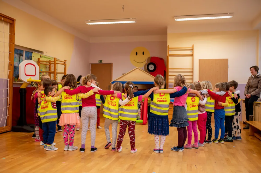 Odklady nástupu do škol komplikují v Karlovarském kraji práci školám i školkám