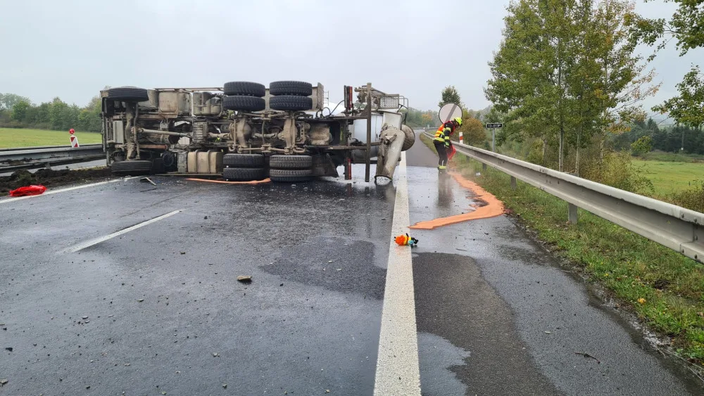 Nehoda nákladního auta s betonem zastavila na osm hodin provoz u Ostrova