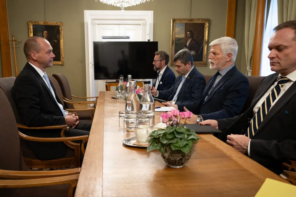 Prezident Pavel jmenoval ministra pro místní rozvoj dosavadního karlovarského hejtmana Petra Kulhánka