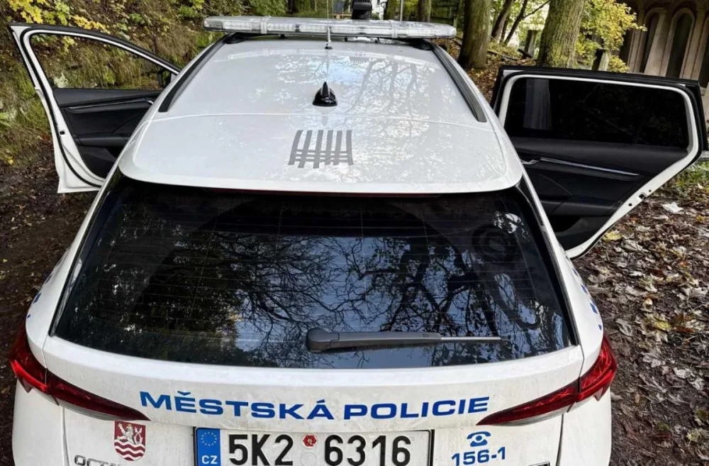 Neznámý pachatel vyškrábal vulgární symbol kosočtverce do laku vozidla městské policie. Strážníci malůvku částečně zakryli lepenkou