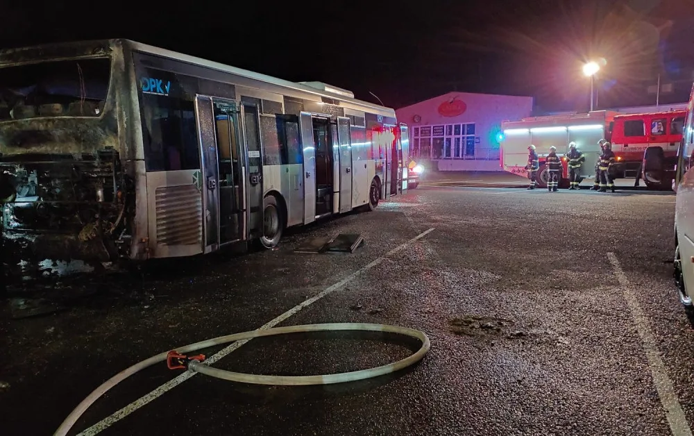 Autobus začal hořet na parkovišti, kde stály ještě další autobusy