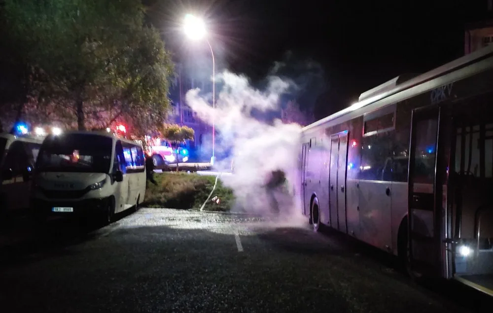 Autobus začal hořet na parkovišti. Jeho řidič se snažil zlikvidovat oheň hasičákem, ale utrpěl zranění