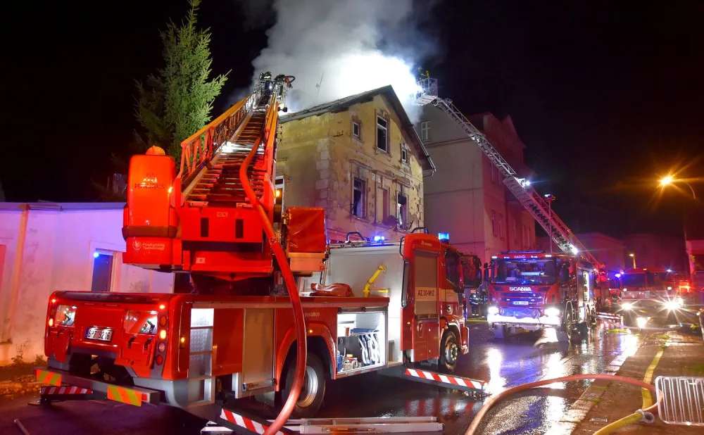 Úmyslně zapálil dům i s lidmi uvnitř, jeden invalida zemřel. Policie obvinila žháře z vraždy