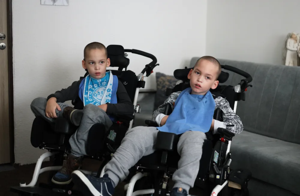 Sedmiletá dvojčata trpí vzácným syndromem. Denně bojují s desítkami záchvatů, pomoci může speciální léčba
