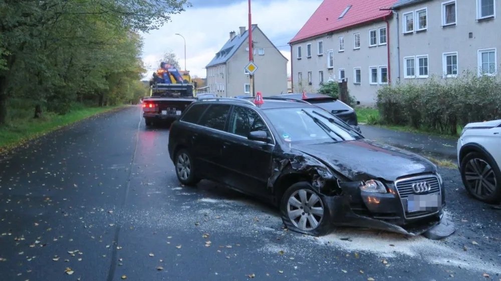 Opilý řidič vozu značky Audi způsobil nehodu tří osobáků. Na místě přišel o řidičský průkaz