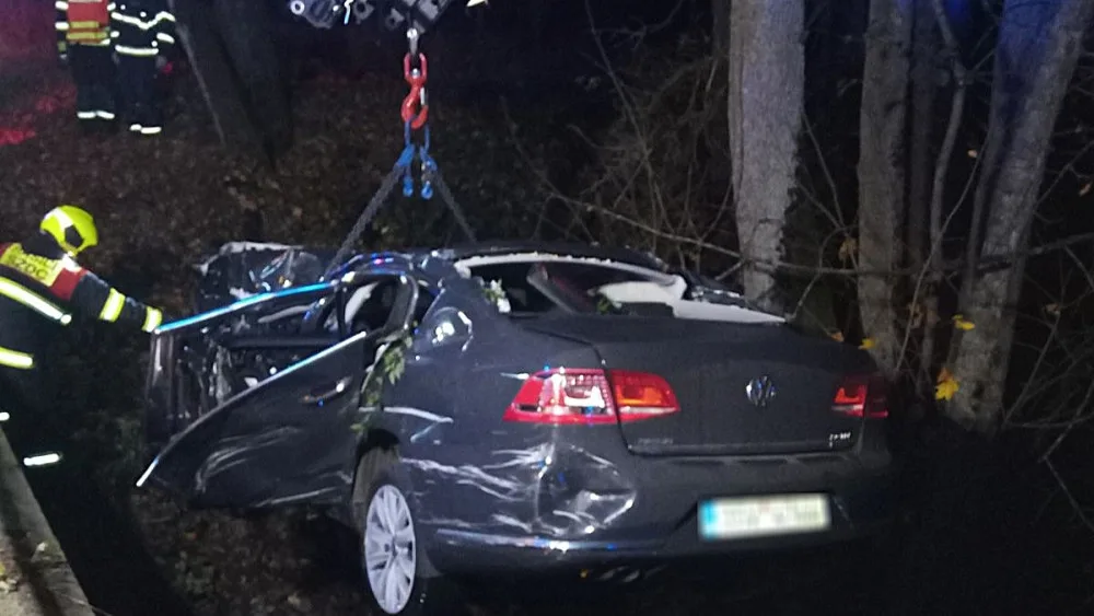 Auto prorazilo na mostu zábradlí a skočilo hluboko pod úrovní vozovky. Uvnitř zůstal zaklíněný a zraněný řidič