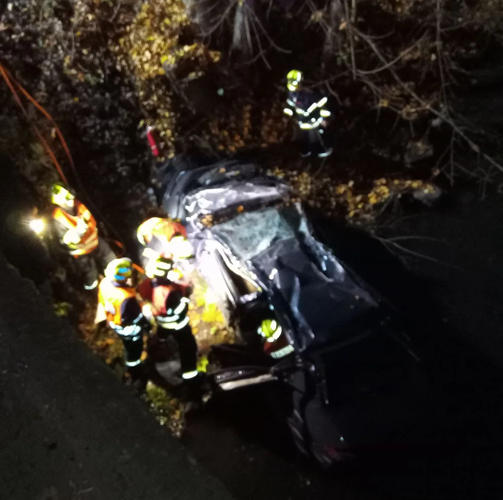 Auto prorazilo na mostu zábradlí a skočilo hluboko pod úrovní vozovky. Uvnitř zůstal zaklíněný a zraněný řidič