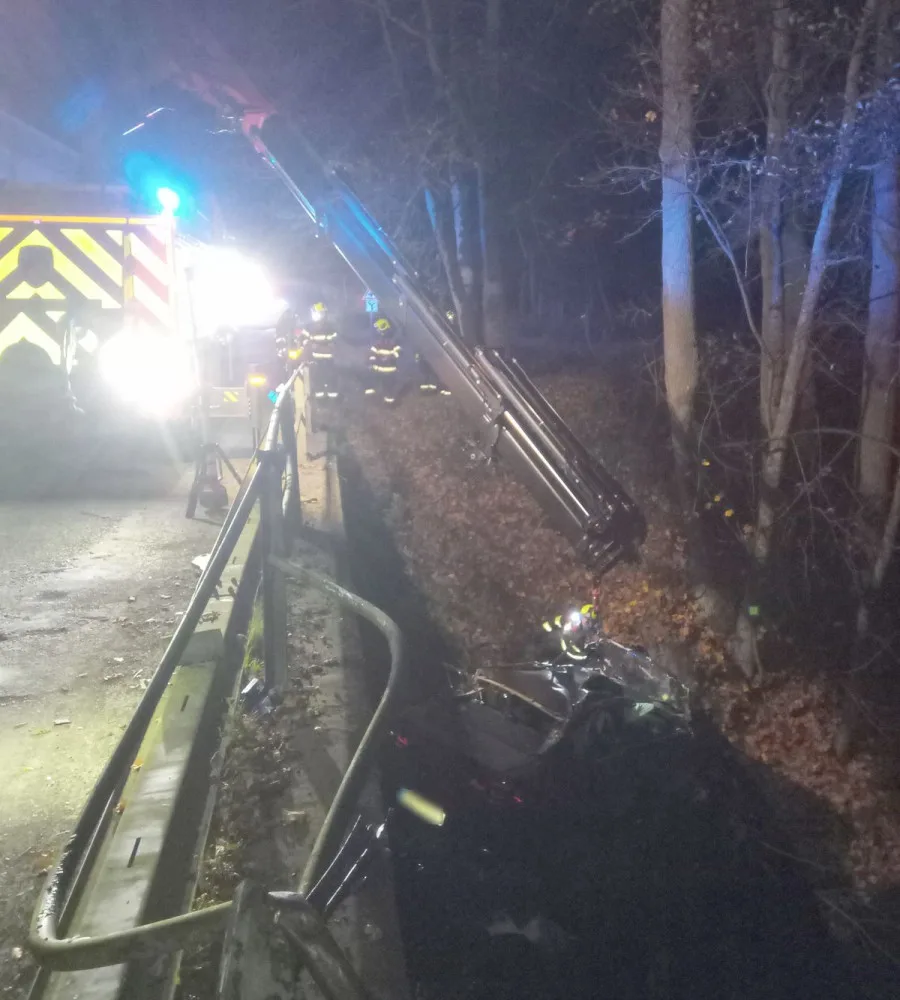 Auto prorazilo na mostu zábradlí a skočilo hluboko pod úrovní vozovky. Uvnitř zůstal zaklíněný a zraněný řidič