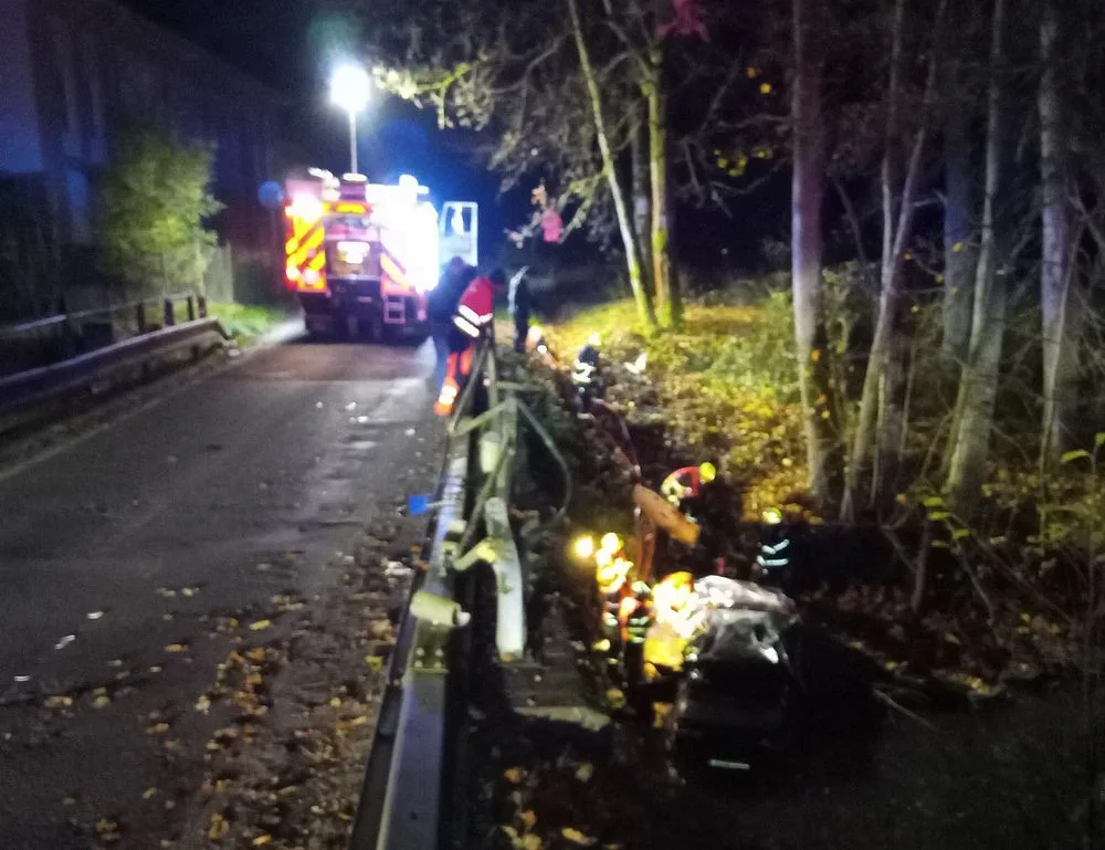 Auto prorazilo na mostu zábradlí a skočilo hluboko pod úrovní vozovky. Uvnitř zůstal zaklíněný a zraněný řidič