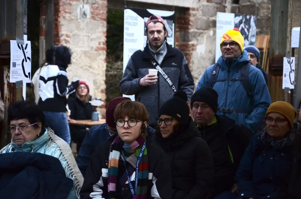V bývalé převlékárně vězňů na Rovnosti proběhlo Dušičkové setkání. Při jeho příležitosti byla představena Zeď proti lhostejnosti