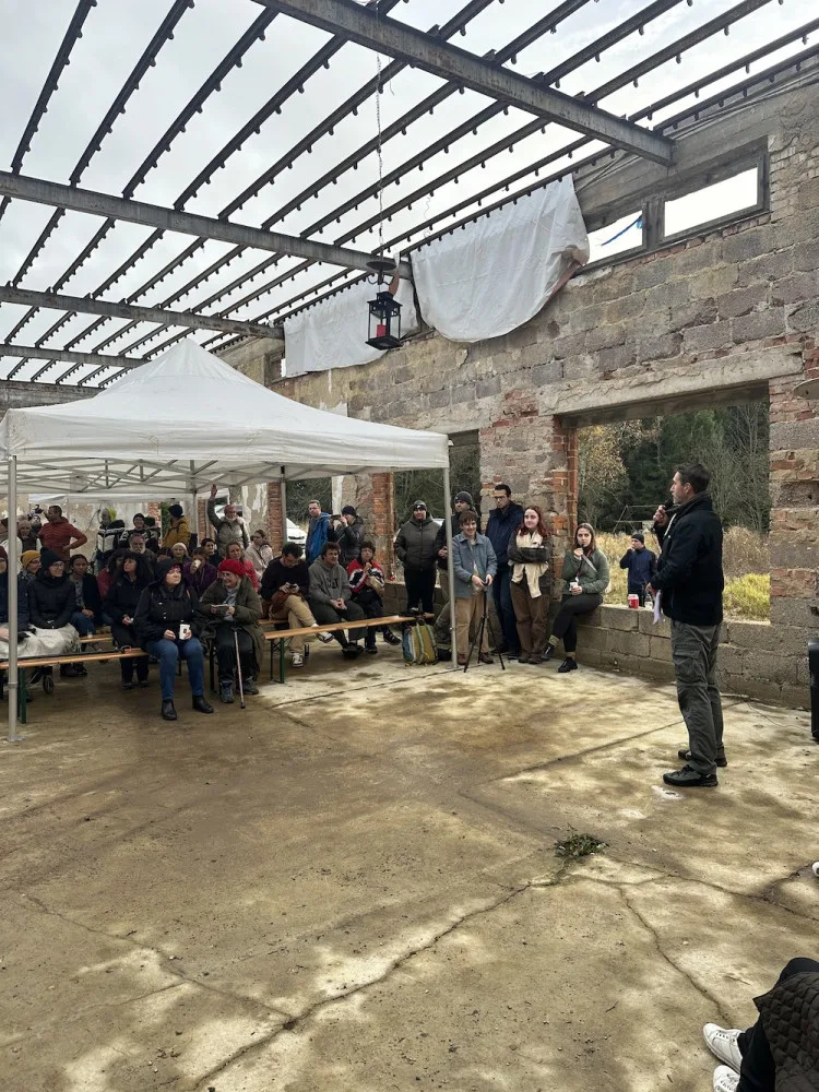 V bývalé převlékárně vězňů na Rovnosti proběhlo Dušičkové setkání. Při jeho příležitosti byla představena Zeď proti lhostejnosti