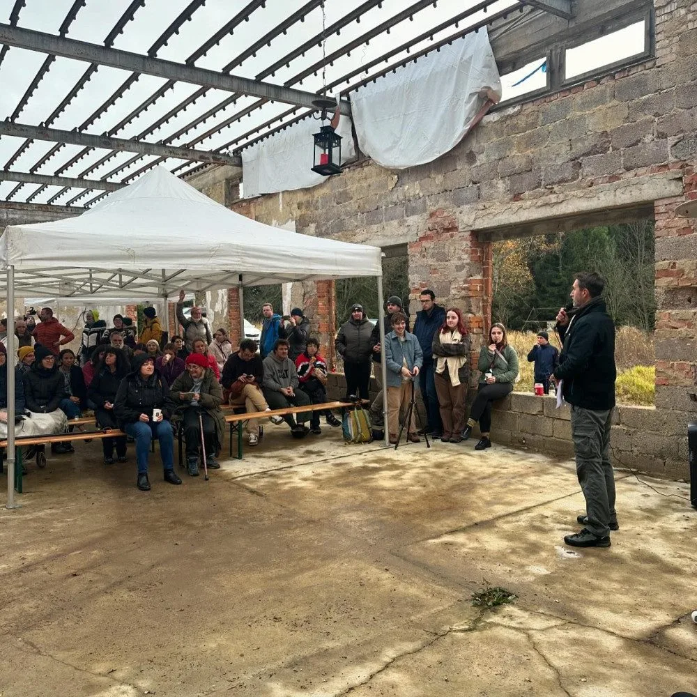 Na Dušičky se v Jáchymově na Ravnosti sešly desítky podporovatelů iniciativy záchrana Řetízkárny.