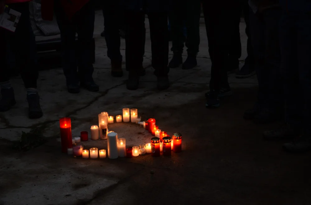 V důlní řetízkové šatně z 50. let na jáchymovské Rovnosti byly zapáleny svíce za všechny zemřelé.
