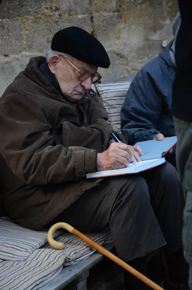 Jako první se do nové návštěvní knihy v Řetízkárně podepsal legendární skaut mukl Jindřich Valenta.