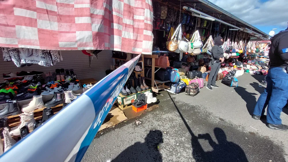 VIDEO: Drogy si na tržnici předávali v kabelkách a taškách, celníci zadrželi tři Vietnamce
