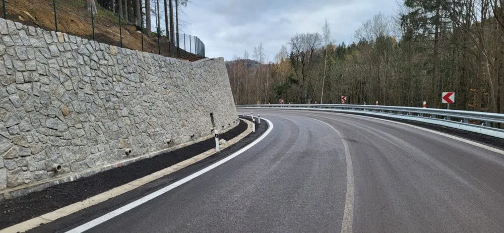 Konečně jsou po úpravě nebezpečných zatáček průjezdné Bečovské serpentiny. Práce měly skončit už v srpnu