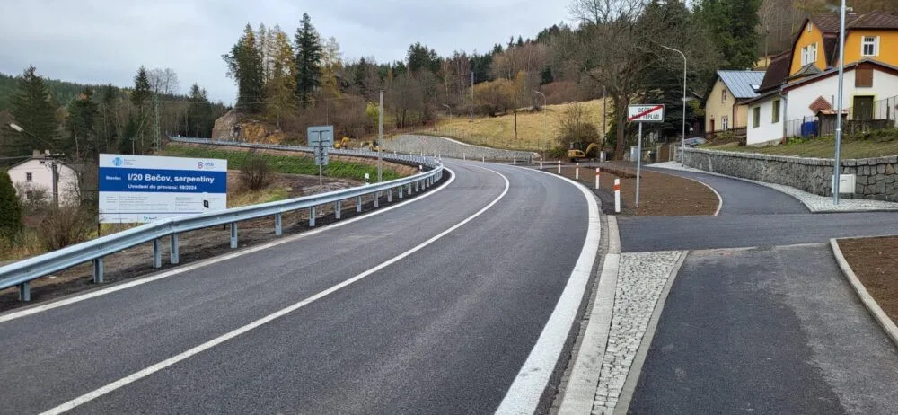 Konečně jsou po úpravě nebezpečných zatáček průjezdné Bečovské serpentiny. Práce měly skončit už v srpnu