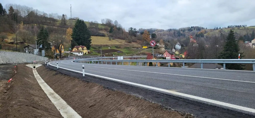 Konečně jsou po úpravě nebezpečných zatáček průjezdné Bečovské serpentiny. Práce měly skončit už v srpnu