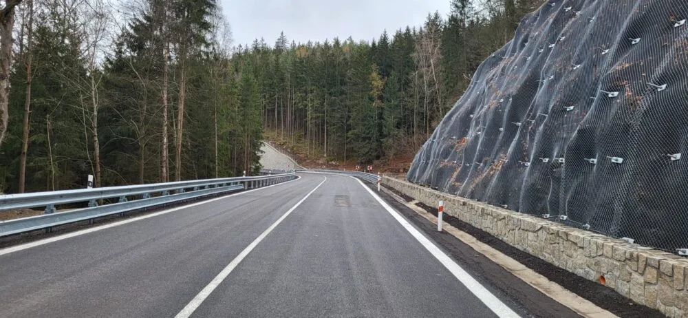 Konečně jsou po úpravě nebezpečných zatáček průjezdné Bečovské serpentiny. Práce měly skončit už v srpnu