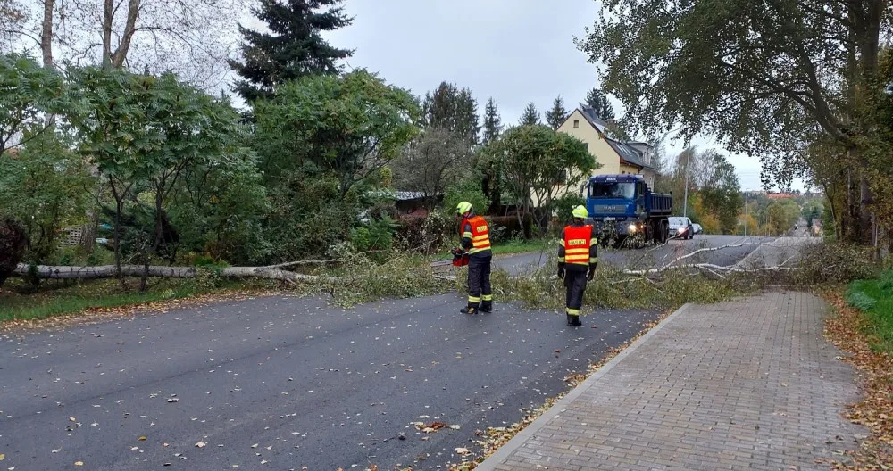 Hasiči budou opět plné ruce práce s odstraňováním následků silného větru