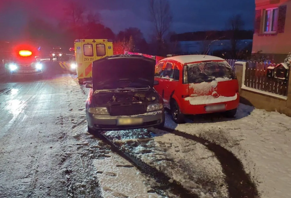 Auto dostalo smyk a přimáčklo k dalšího vozu chodkyni