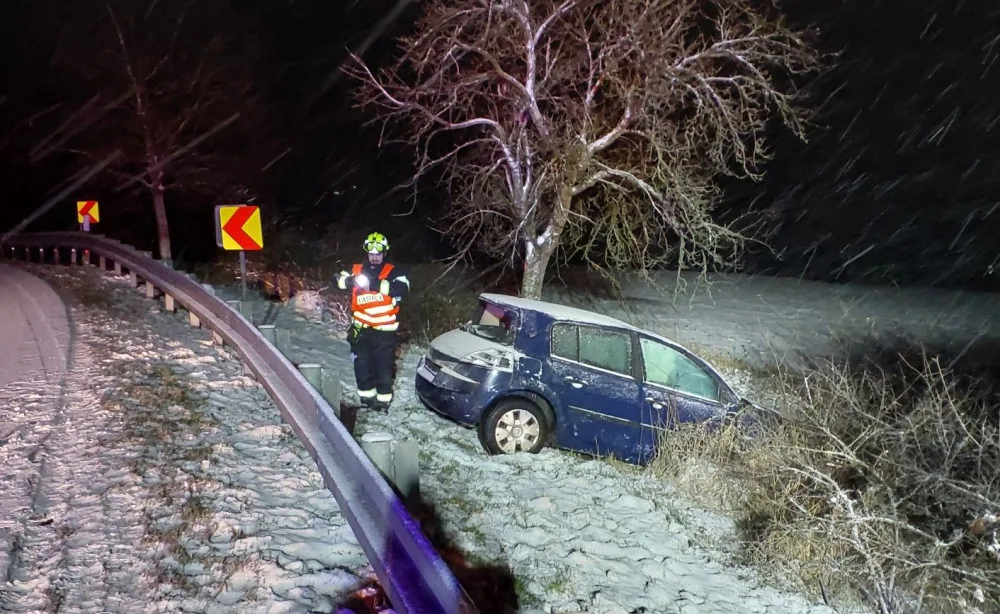 Auto dostalo na kluzké vozovce smyk a přimáčklo k dalšímu vozu chodkyni. Žena utrpěla těžké zranění