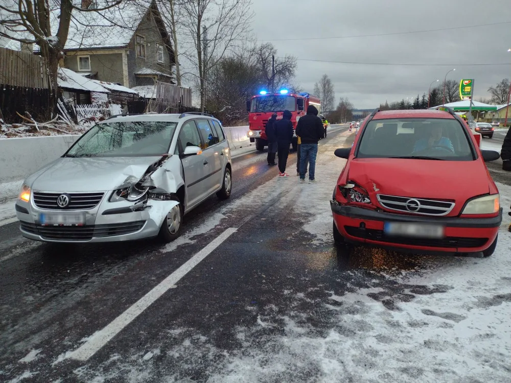 Auto dostalo na kluzké vozovce smyk a přimáčklo k dalšímu vozu chodkyni. Žena utrpěla těžké zranění