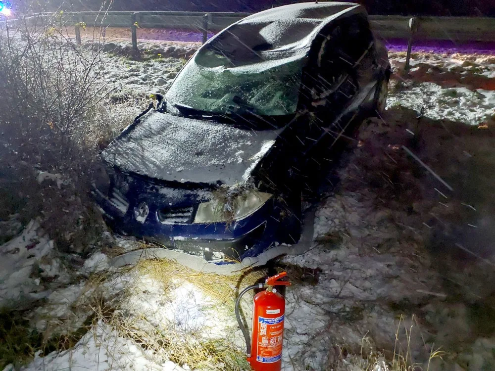 Auto dostalo na kluzké vozovce smyk a přimáčklo k dalšímu vozu chodkyni. Žena utrpěla těžké zranění
