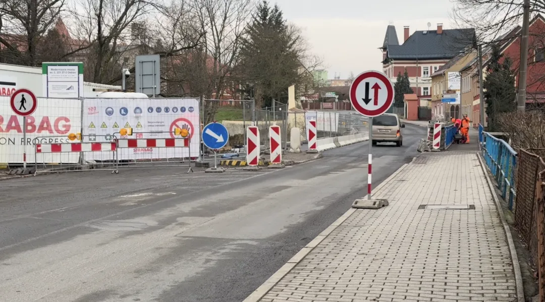 Ostrovem lze ode dneška projet po mostě v Karlovarské ulici, zatím