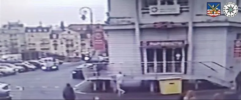 VIDEO: Bezpečnostní kamery zachytily zběsilý úprk zraněného muže z hotelu. Od té doby ho nikdo neviděl