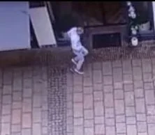 VIDEO: Bezpečnostní kamery zachytily zběsilý úprk zraněného muže z hotelu. Od té doby ho nikdo neviděl