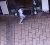 VIDEO: Bezpečnostní kamery zachytily zběsilý úprk zraněného muže z hotelu. Od té doby ho nikdo neviděl