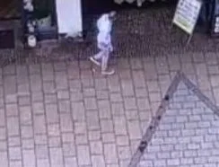 VIDEO: Bezpečnostní kamery zachytily zběsilý úprk zraněného muže z hotelu. Od té doby ho nikdo neviděl