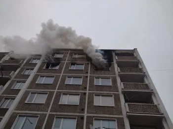 Hasiči likvidovali požár bytu ve čtvrtém patře bytového domu