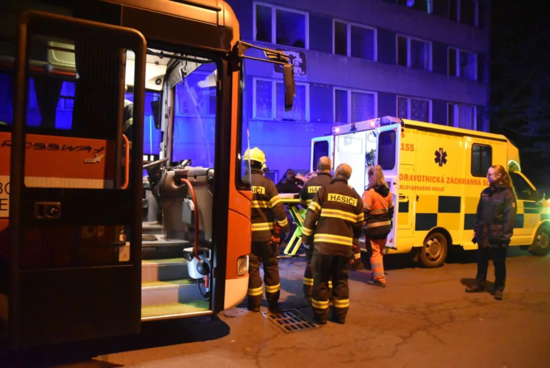 Při požáru v pečovatelském domě zemřel jeden člověk, hasiči vyhlásili třetí stupeň požárního poplachu