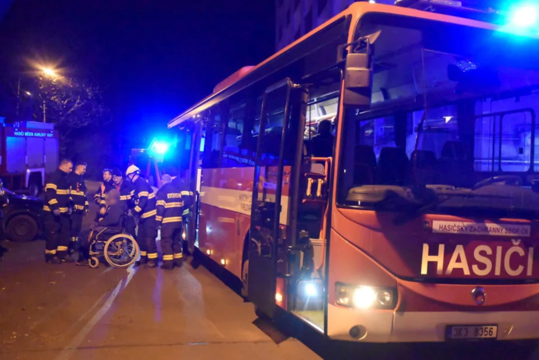 Při požáru v pečovatelském domě zemřel jeden člověk, hasiči vyhlásili třetí stupeň požárního poplachu
