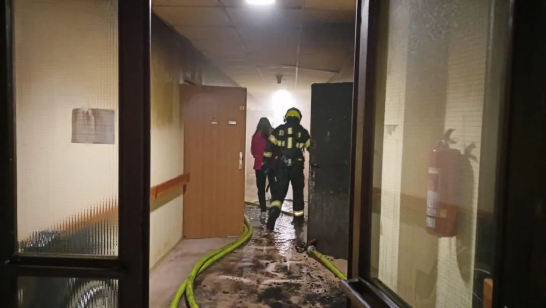 Při požáru v pečovatelském domě zemřel jeden člověk, hasiči vyhlásili třetí stupeň požárního poplachu