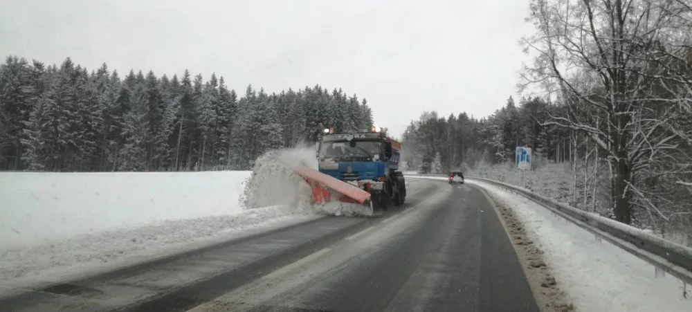 Silnice v Karlovarském kraji jsou zasněžené, ale většinou sjízdné