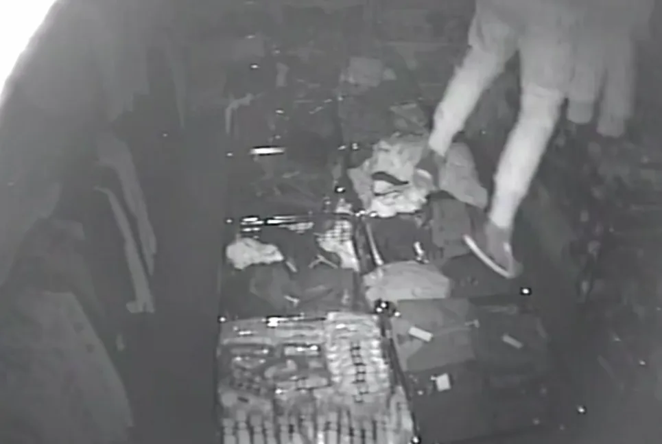 VIDEO: Zloděje zamkla uklízečka v kabině fotbalového klubu, chytili ho i při dalším vloupání, kam se spustil oknem