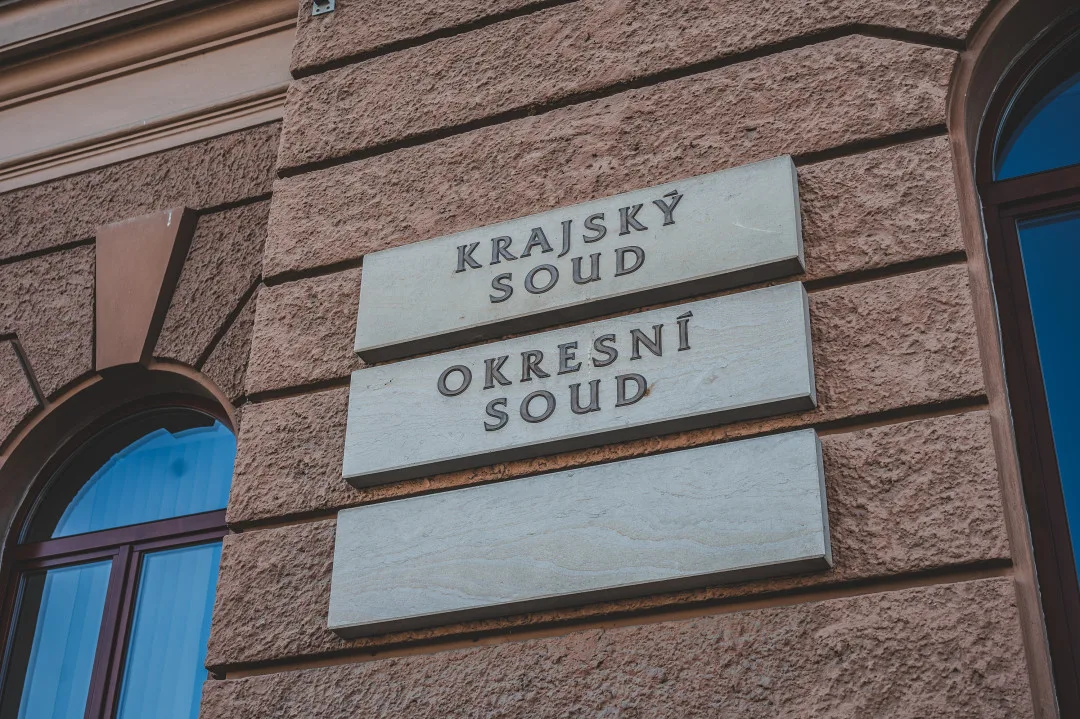 Soud uložil dozorcům z ostrovské věznice za týrání vězně podmínky