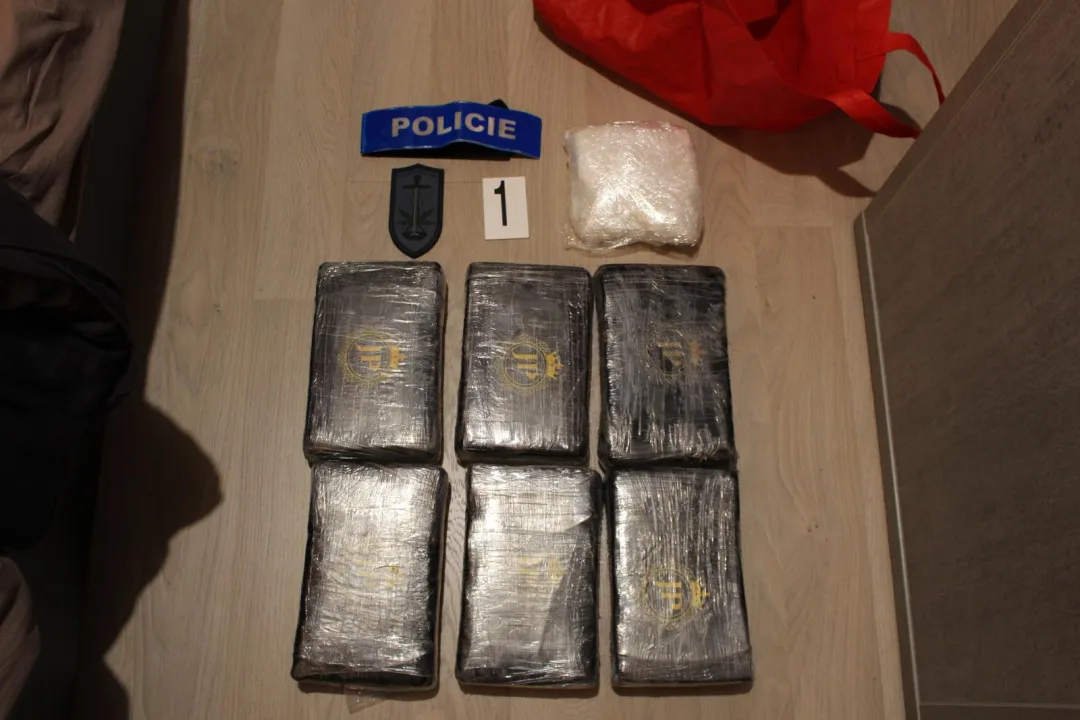 Kokain výměnou za luxusní auto: Policisté zadrželi skupinu lidí, která v Praze a Karlovarském kraji distribuovala drogy