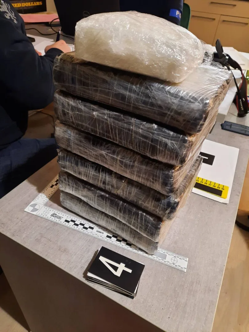 Kokain výměnou za luxusní auto: Policisté zadrželi skupinu lidí, která v Praze a Karlovarském kraji distribuovala drogy