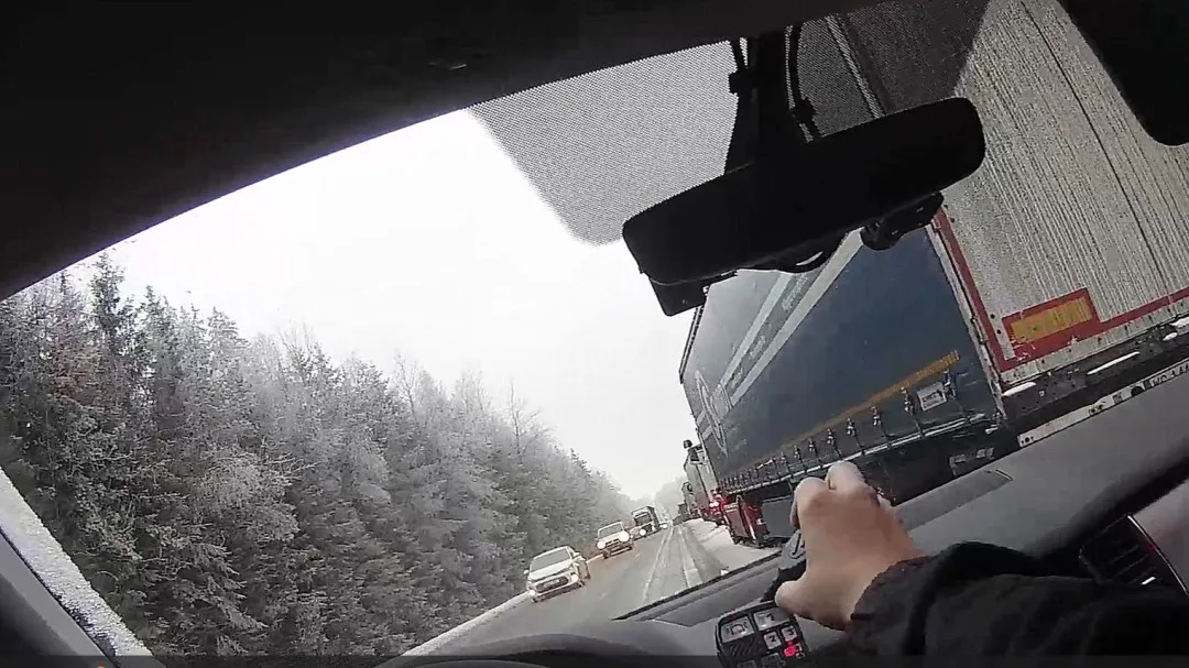 Auto vezoucí ženu k plánované operaci uvízlo kvůli nehodě v dlouhé koloně. Policisté vozidlo doprovodili až do nemocnice