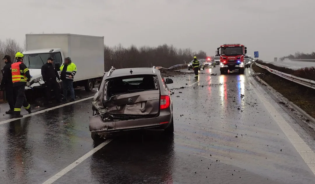 Tři automobily havarovaly na mokré vozovce u Nového Sedla. V péči záchranářů skončili tři lidé