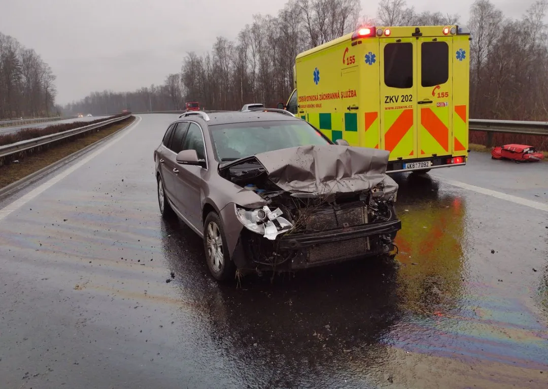 Tři automobily havarovaly na mokré vozovce u Nového Sedla. V péči záchranářů skončili tři lidé