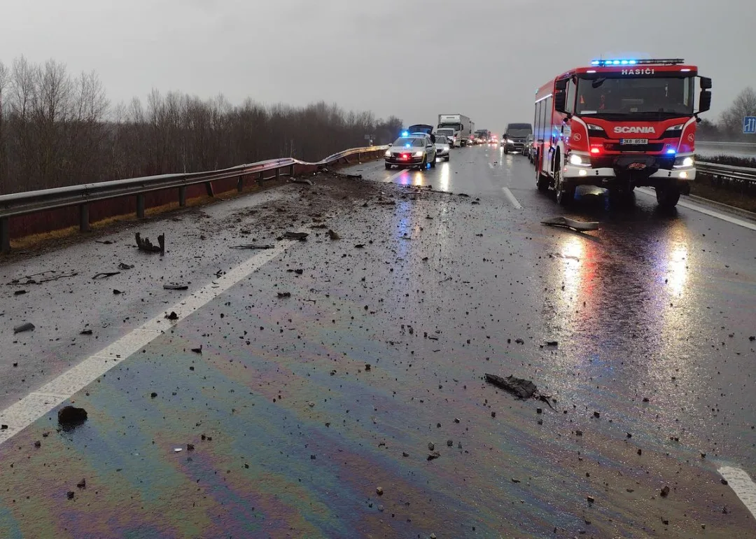 Tři automobily havarovaly na mokré vozovce u Nového Sedla. V péči záchranářů skončili tři lidé