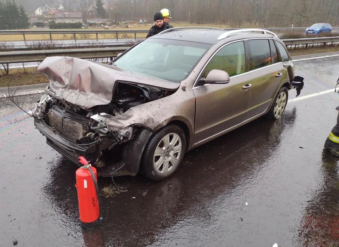 Tři automobily havarovaly na mokré vozovce u Nového Sedla. V péči záchranářů skončili tři lidé